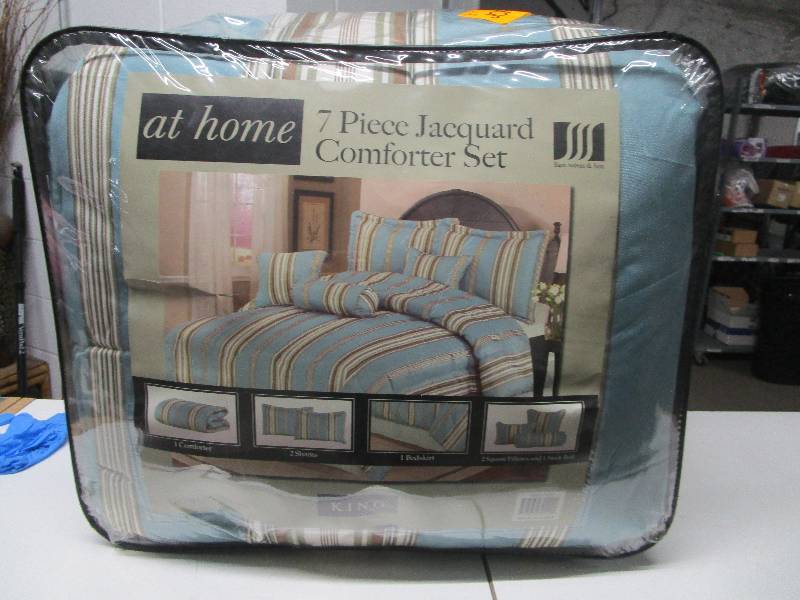 lot 2120 image: King Size Comforter Set