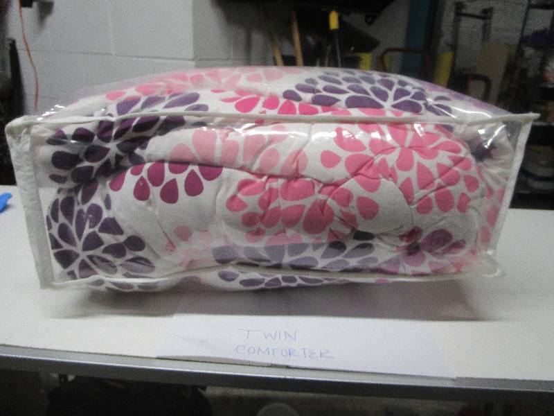 lot 2121 image: Twin Size Comforter