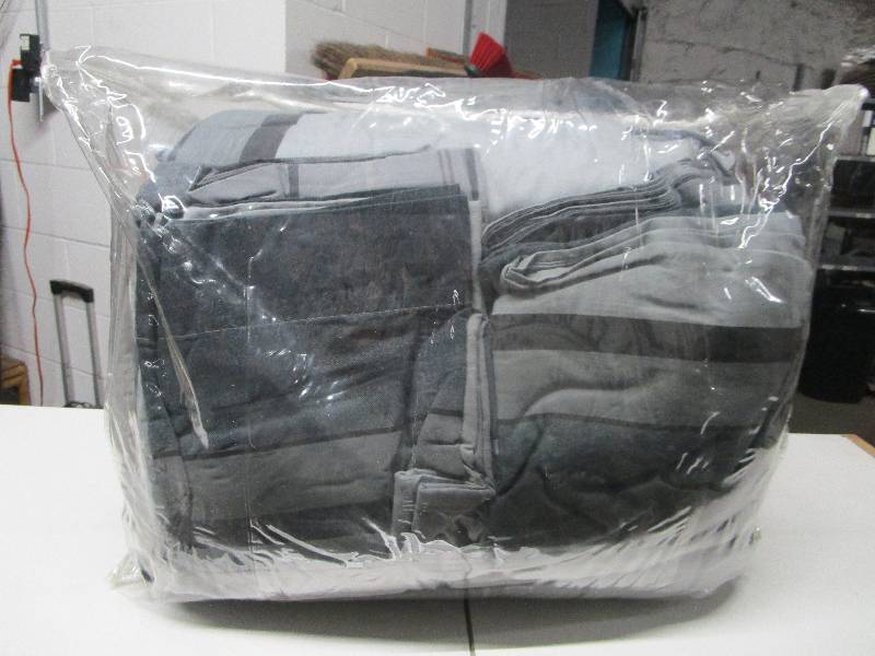 lot 2133 image: Comforter Set