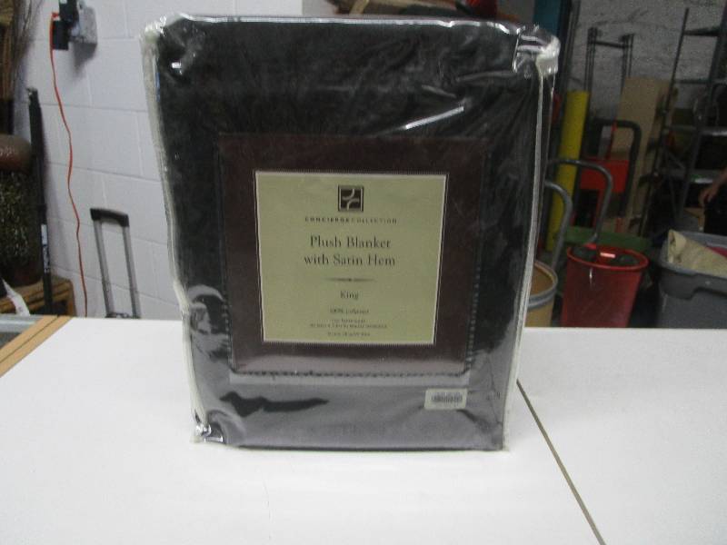 lot 2135 image: Plush Blanket with Satin Hem King Size