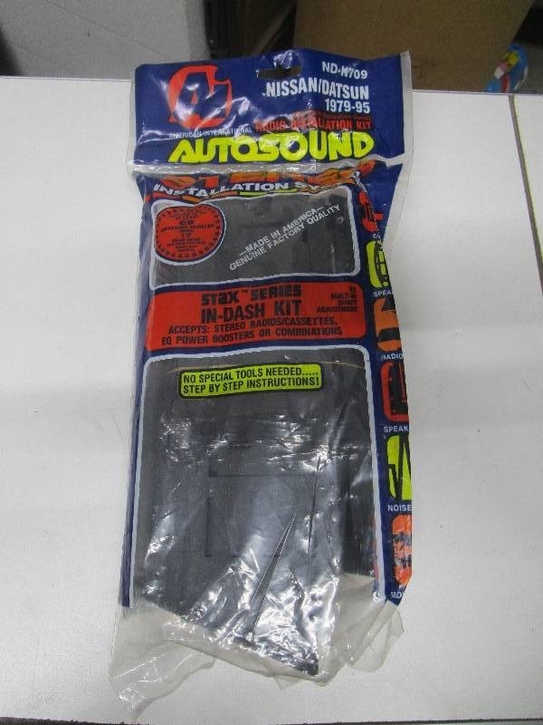 lot 2138 image: Nissan Stereo Dash Kit