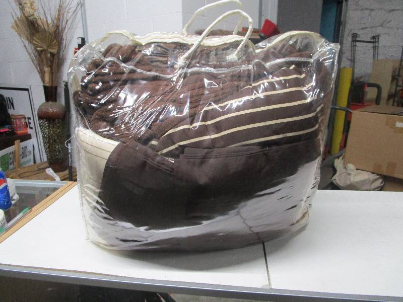 lot 2145 image: King Size Comforter Set