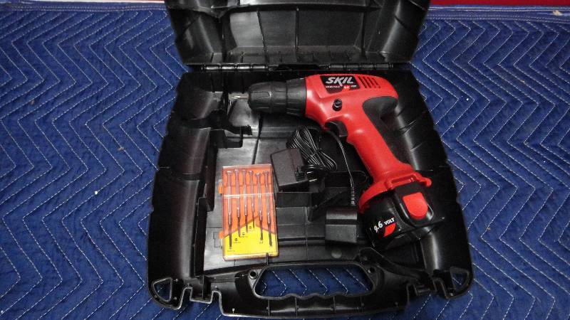 lot 2045 image: Cordless Skil Drill