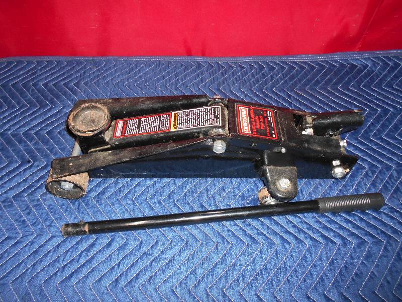 lot 2038 image: Craftsman Floor Jack