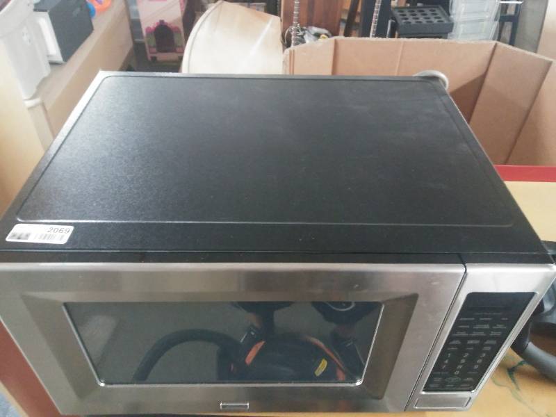 lot 2069 image: Microwave Oven