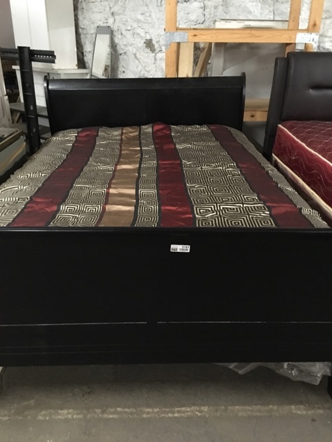 lot 5181 image: Queen Size Bed Set