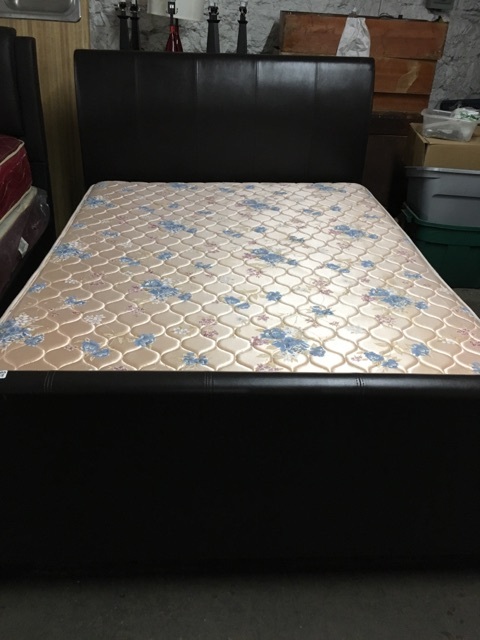 lot 5185 image: Queen Size Bed Set