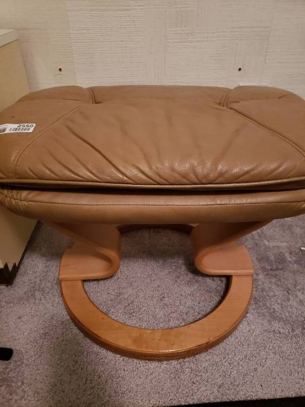 lot 2550 image: Tan Leather Foot Rest