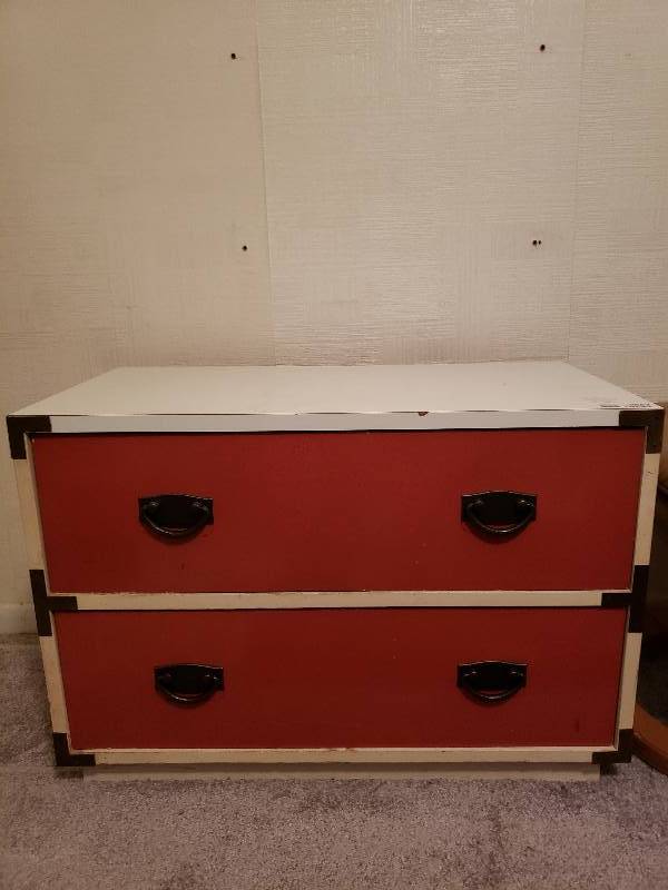 lot 2553 image: Chic End Table