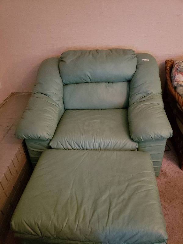 lot 2539 image: Looks comfy doesnt it Kinda chair you just melt into...