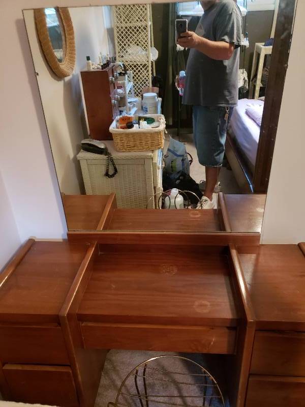 lot 2500 image: Antique Vanity including Stool