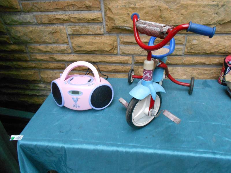 lot 8107 image: Kids Bike and Radio Lot