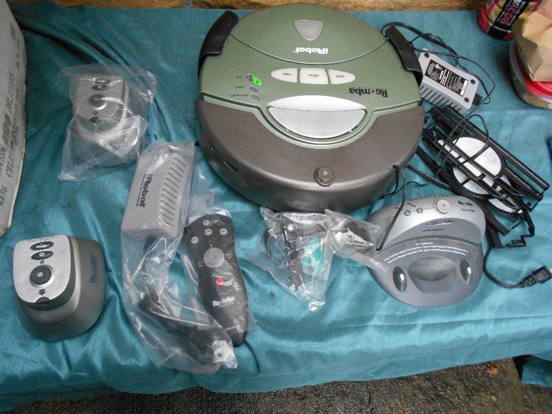 lot 8114 image: Roomba iRobot Appears New