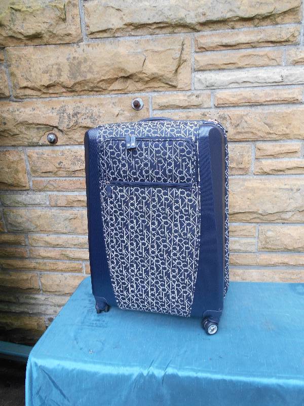 lot 8129 image: Set of Calvin Klein Luggage