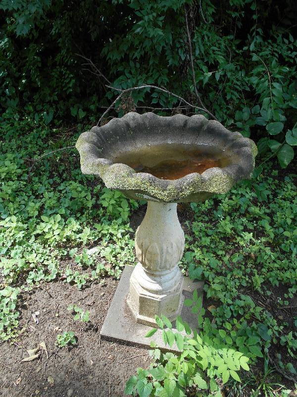 lot 8144 image: Bird Bath