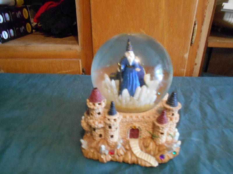 lot 8156 image: Wizard Snow Globe