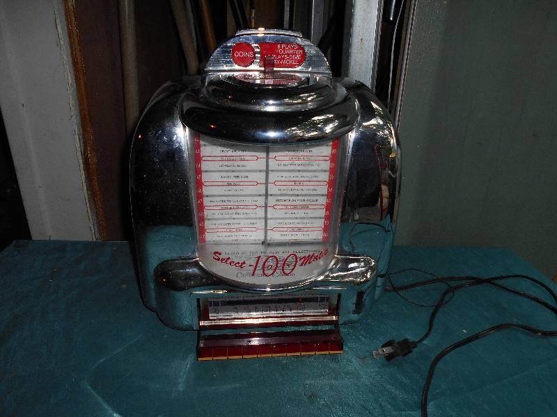 lot 8171 image: Miniature Jukebox