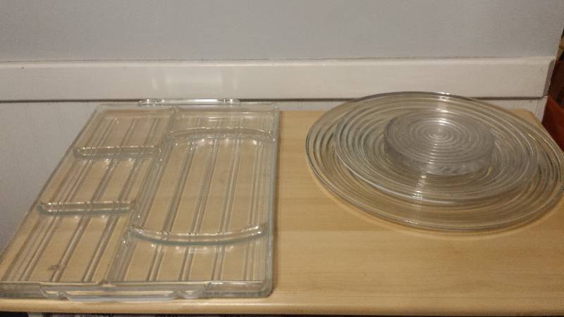 lot 2648 image: SET OF SERVING GLASSWARE