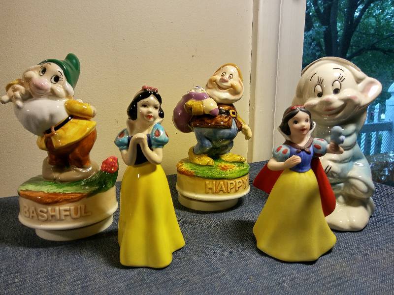 lot 2593 image: LOT OF DISNEY (SNOW WHITE & DWARFS) FIGURINES