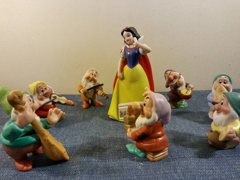 lot 2594 image: DISNEY SNOW WHITE & DWARFS SET