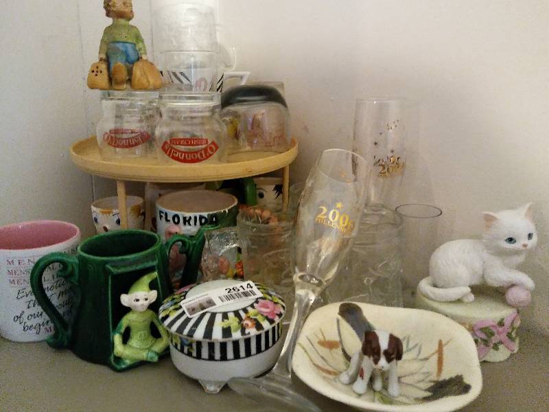 lot 2614 image: ADORABLE VINTAGE GLASSWARE LOT