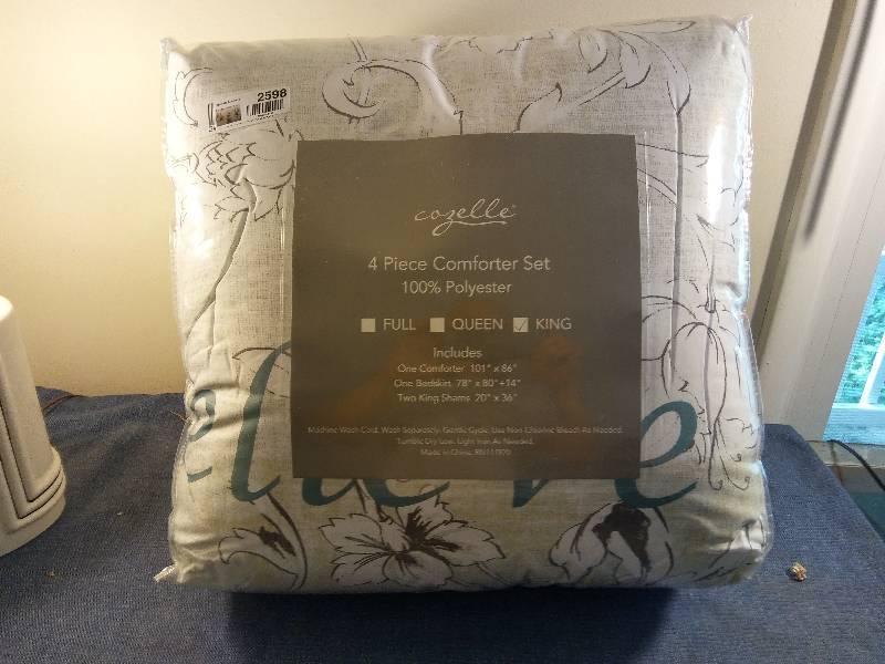 lot 2598 image: 4 PIECE KING COMFORTER SET