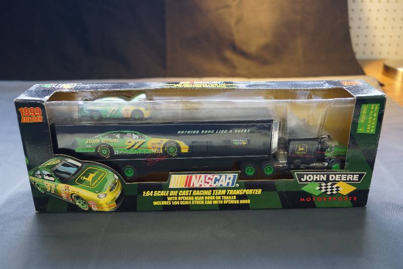 lot 81 image: 164 Scale Die Cast Racing Team Transport Set   John Deere
