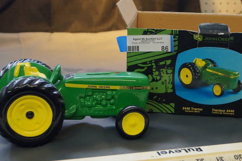 lot 86 image: John Deere 2440 Ceramic Bank