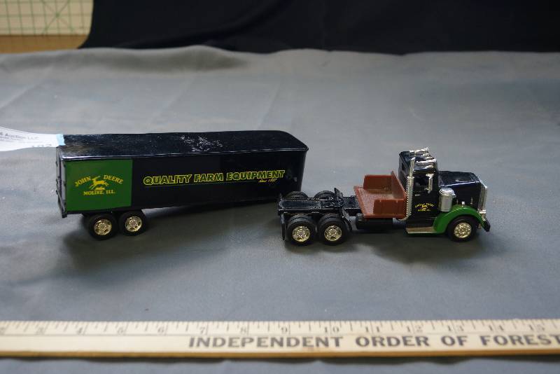 lot 102 image: John Deere Tractor Trailer Big Rig Collectible