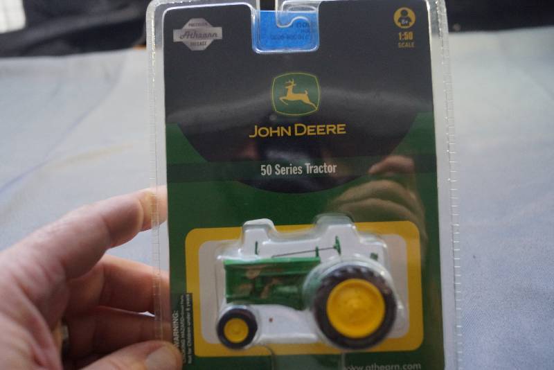 lot 114 image: 1-50 Scale - John Deere 50 Series Tractor