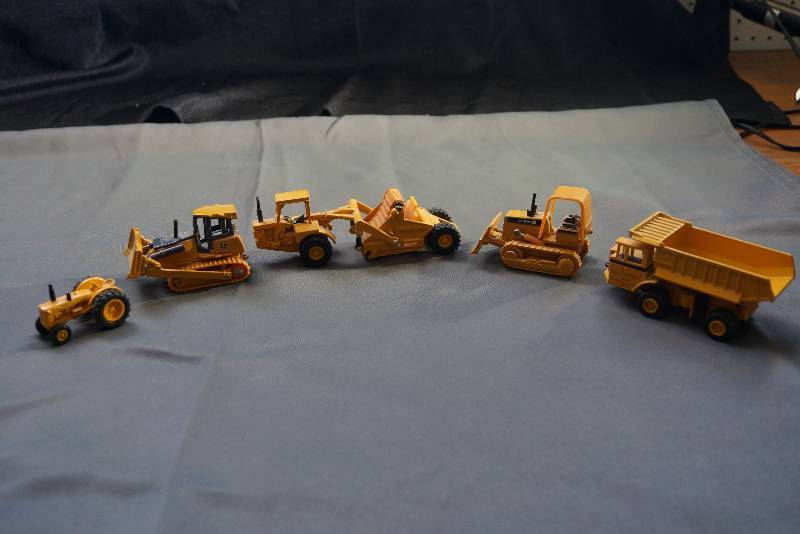 lot 190 image: Yellow John Deere Heavy Equipment Lot- Nice Collection