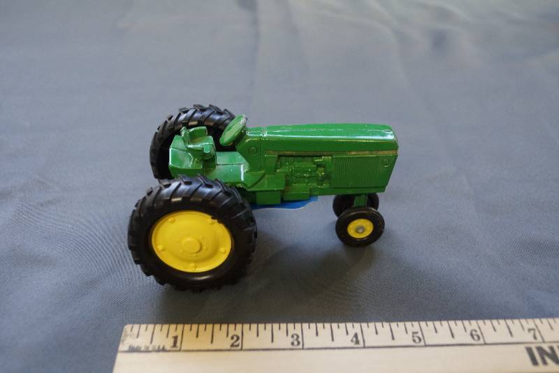 lot 182 image: John Deere Toy Tractor