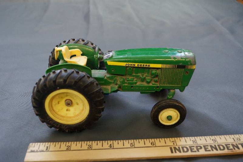 lot 184 image: Vintage  Cast John Deere Tractor