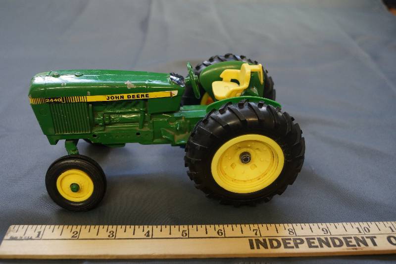 lot 185 image: 2440 John Deere Cast Tractor
