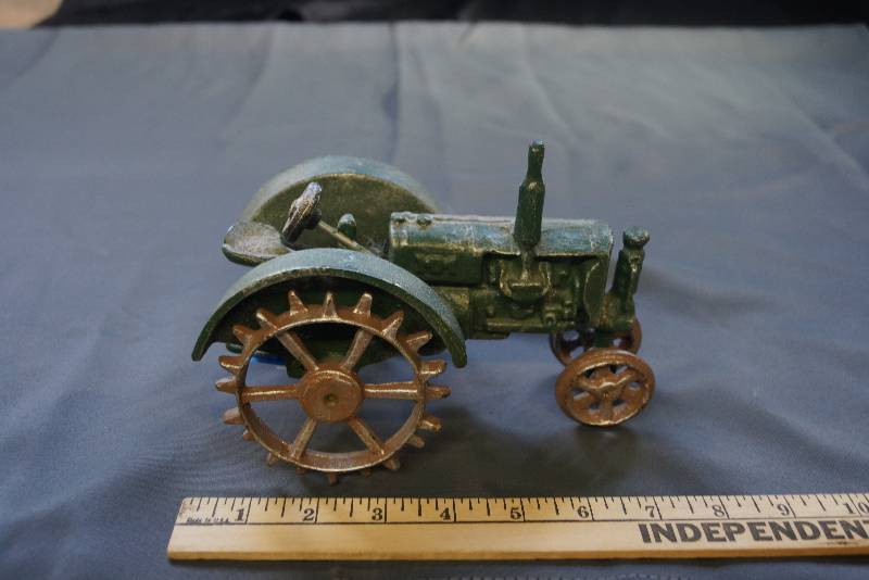 lot 186 image: Cast Antique Style John Deere Tractor With Steel Wheels