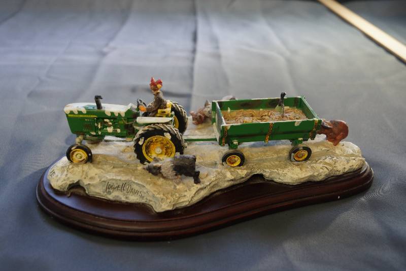 lot 189 image: ERTL Sooie Statue Type-  Tractor and Pigs