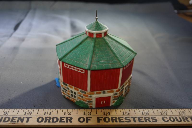 lot 195 image: Round Ceramic Barn With Lid 1999 FIGIs Candy or Trinket Dish