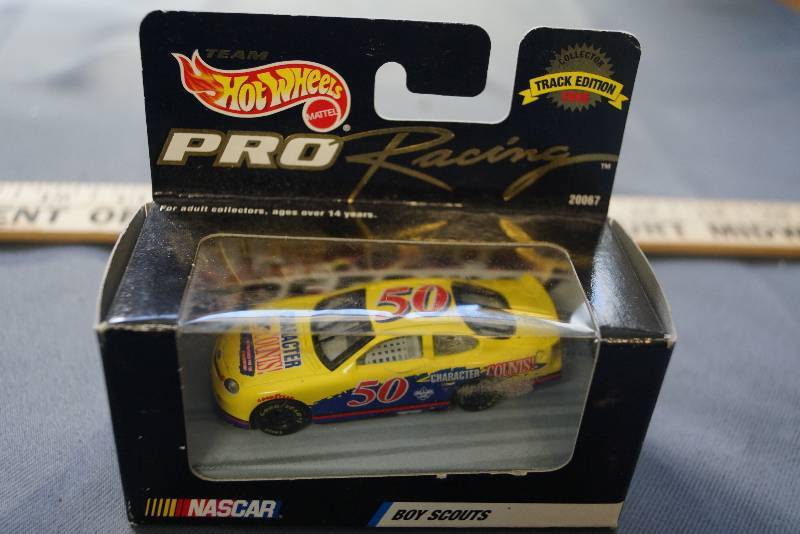 lot 196 image: 1998 Hotwheels Pro  #50 Boy Scouts Car