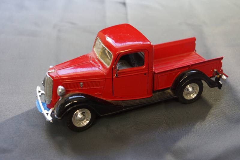 lot 198 image: 1937 Ford Pickup Toy Truck  RED and RAD
