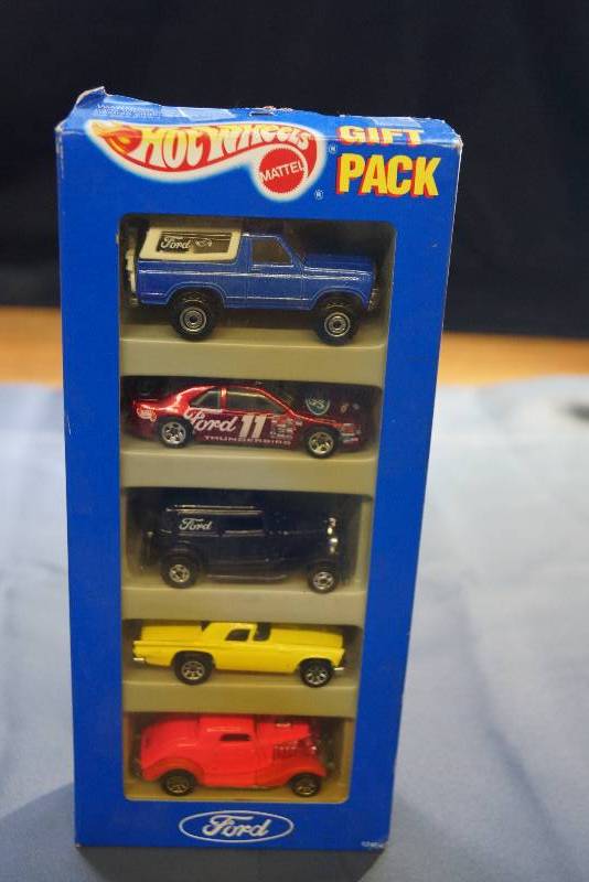 lot 200 image: Hotwheels Ford Gift Pack 5 Different Cars