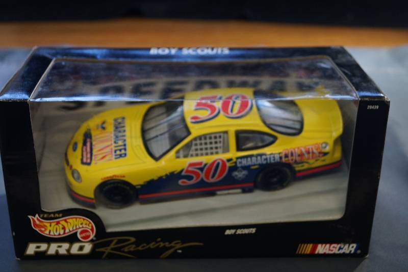 lot 201 image: 1998 Hotwheels Show Car- Boy Scouts #50 Boxed   Character Counts