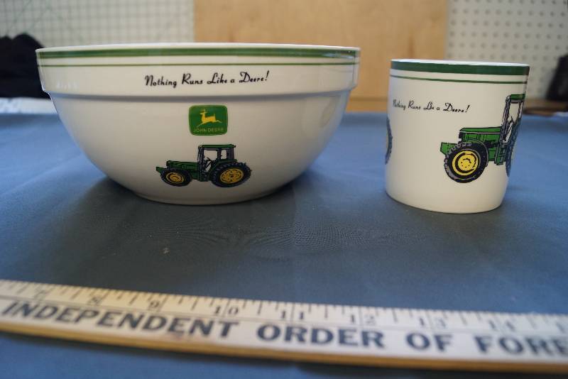 lot 216 image: Gibson John Deere Bowl and Mug