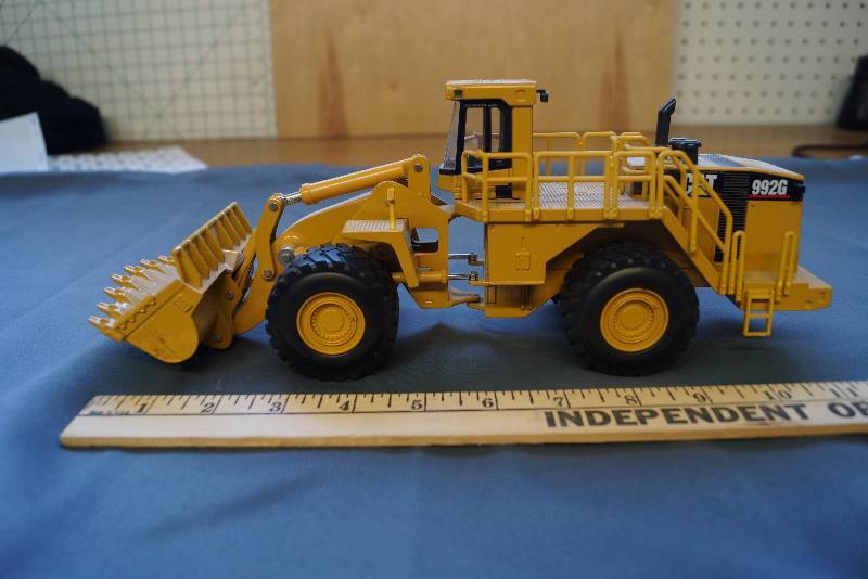 lot 223 image: CAT 992G Toy Grader
