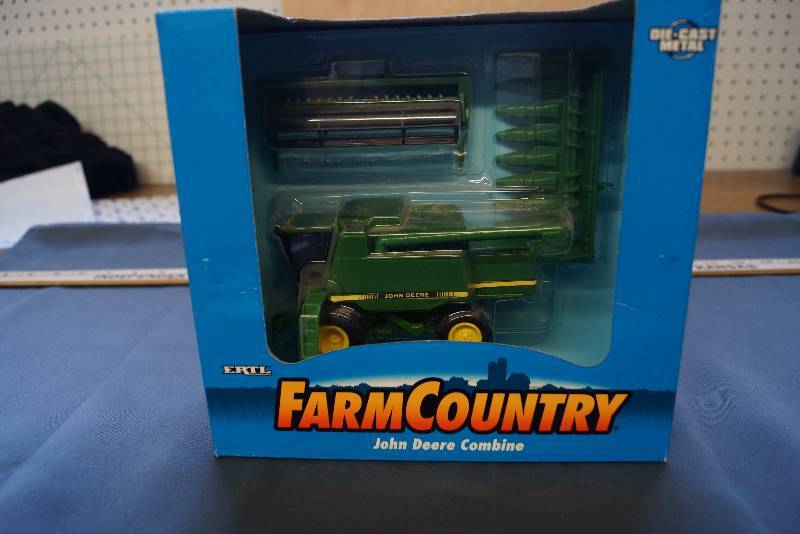 lot 225 image: Boxed ERTL John Deere Combine