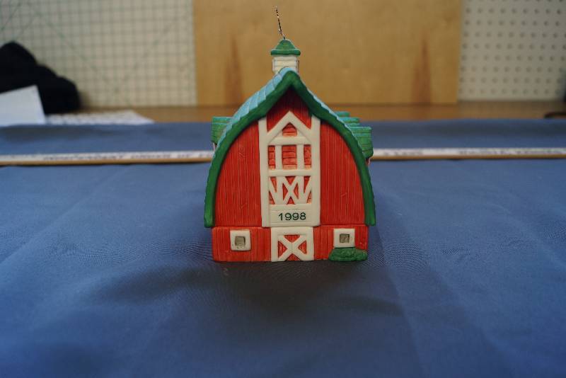 lot 226 image: Figis 1998 Ceramic Barn Collectible  Removable Lid