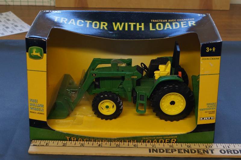 lot 231 image: ERTL John Deere Tractor with Loader