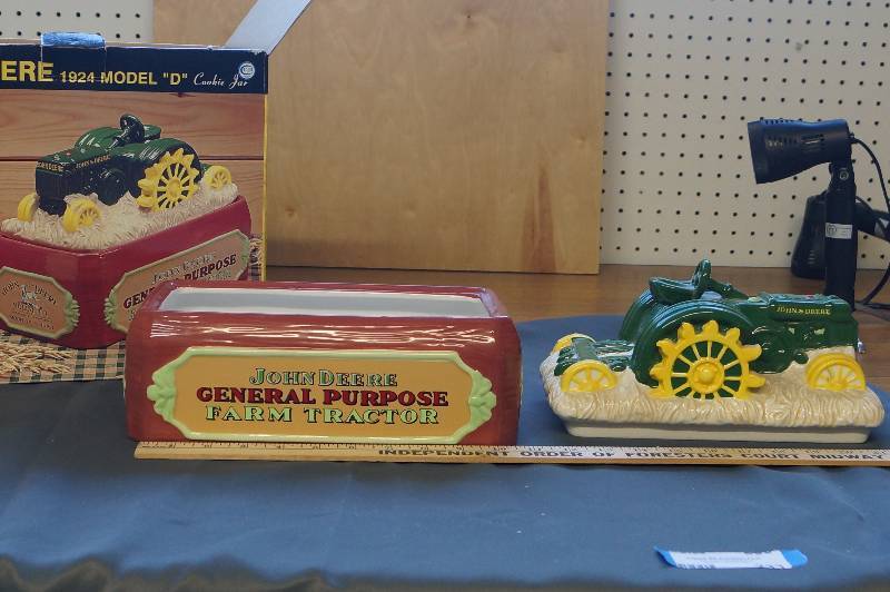 lot 233 image: John Deere General Purpose Farm Tractor Cookie Jar