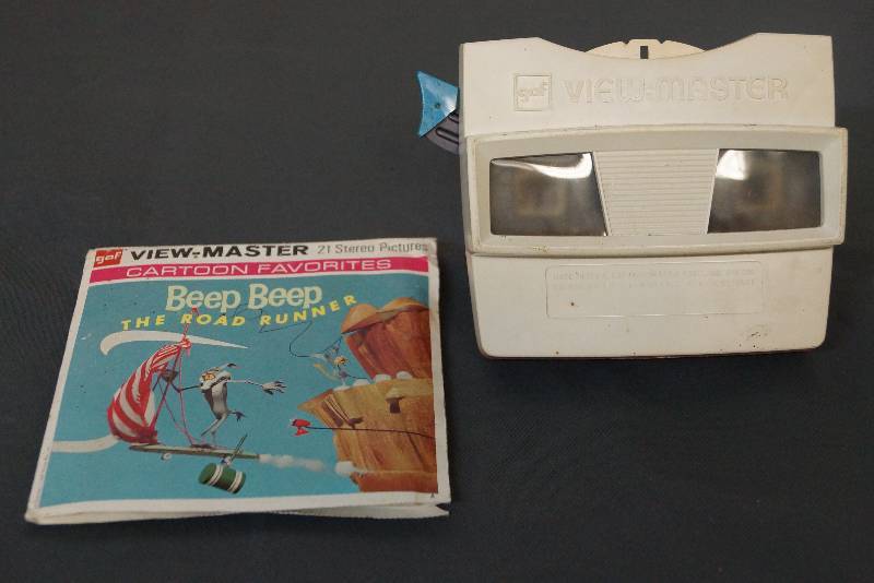 lot 1166 image: Vintage Viewmaster with Roadrunner Cartoon Discs