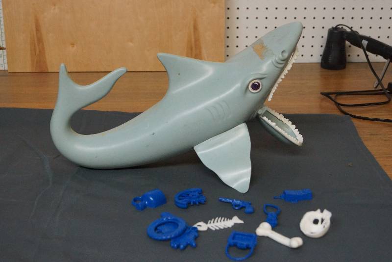 lot 1083 image: Vintage 1975 JAWS Shark Game and Pieces
