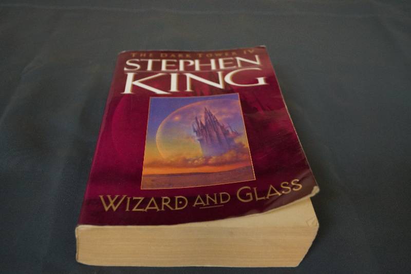 lot 1127 image: Stephen King Book- Wizard and Glass